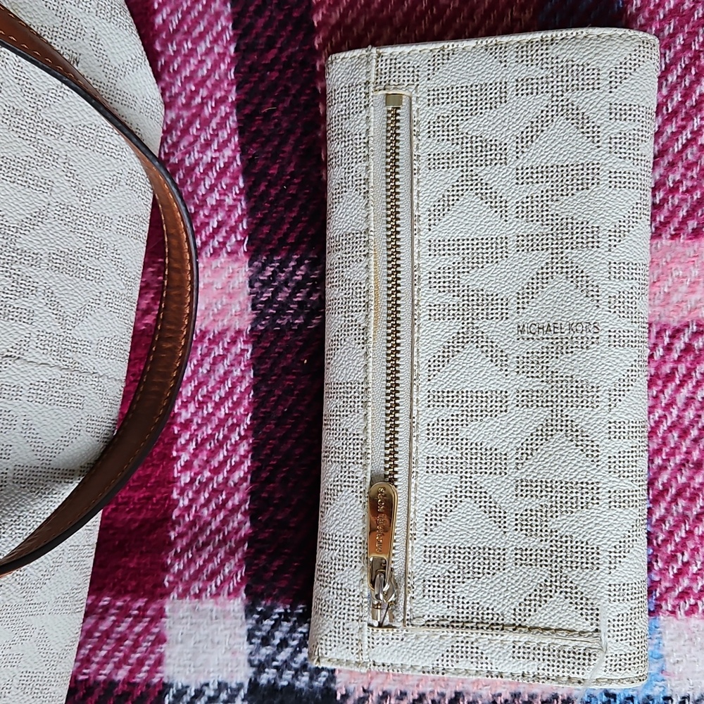 Michael Kors Signature Tote And Matching Wallet - Picture 14 of 15